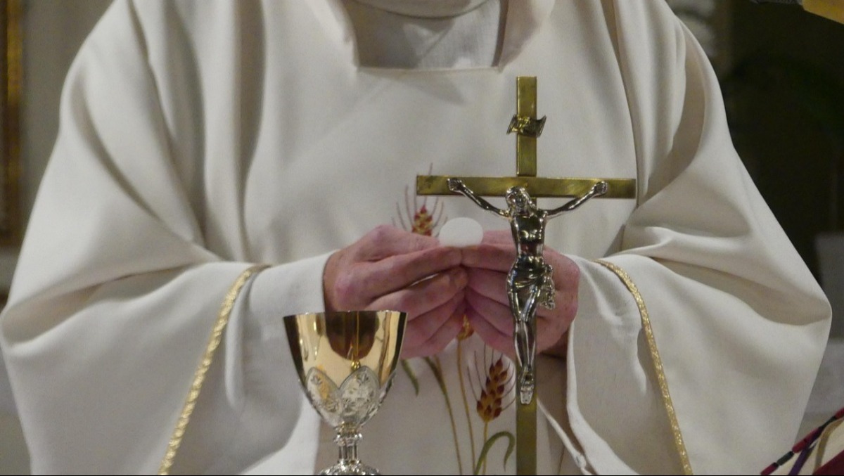 Accusato di abusi su una studentessa 11enne: prete e professore di religione rinviato a giudizio - 