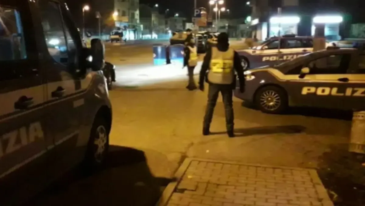 Si schianta contro la fermata del bus e investe una donna incinta: conducente positivo alla cocaina - 