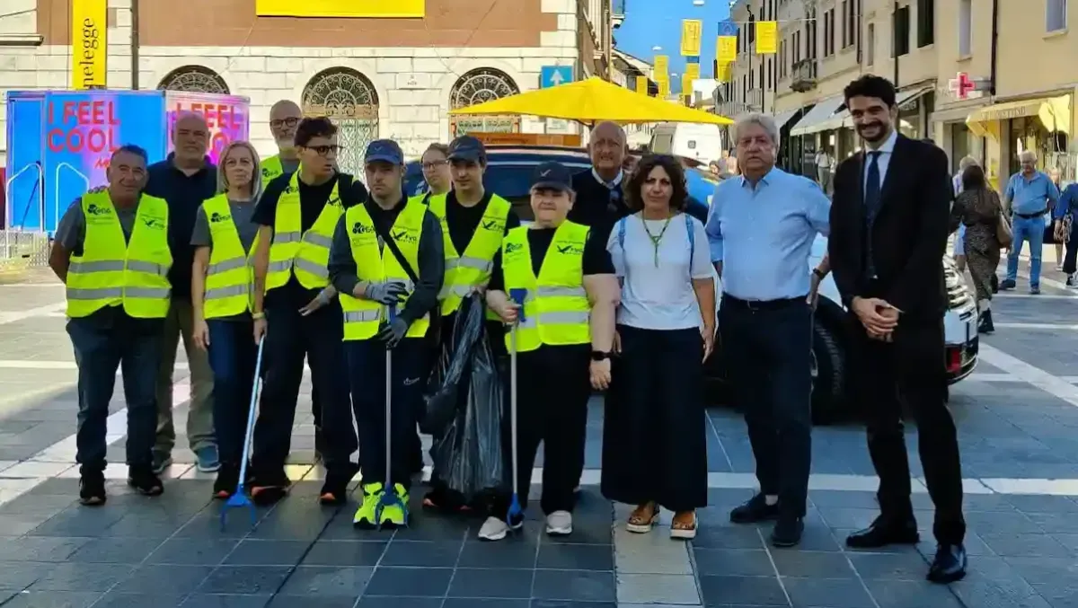 Sorrisi e impegno per ripulire Pordenone: persone con disabilità protagoniste a "Pordenonelegge" - 