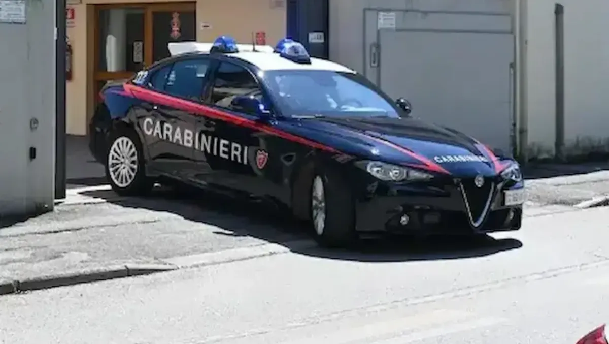 Picchiata davanti ai figli e minacciata di morte con un coltello dal marito perché non guadagnava abbastanza - 