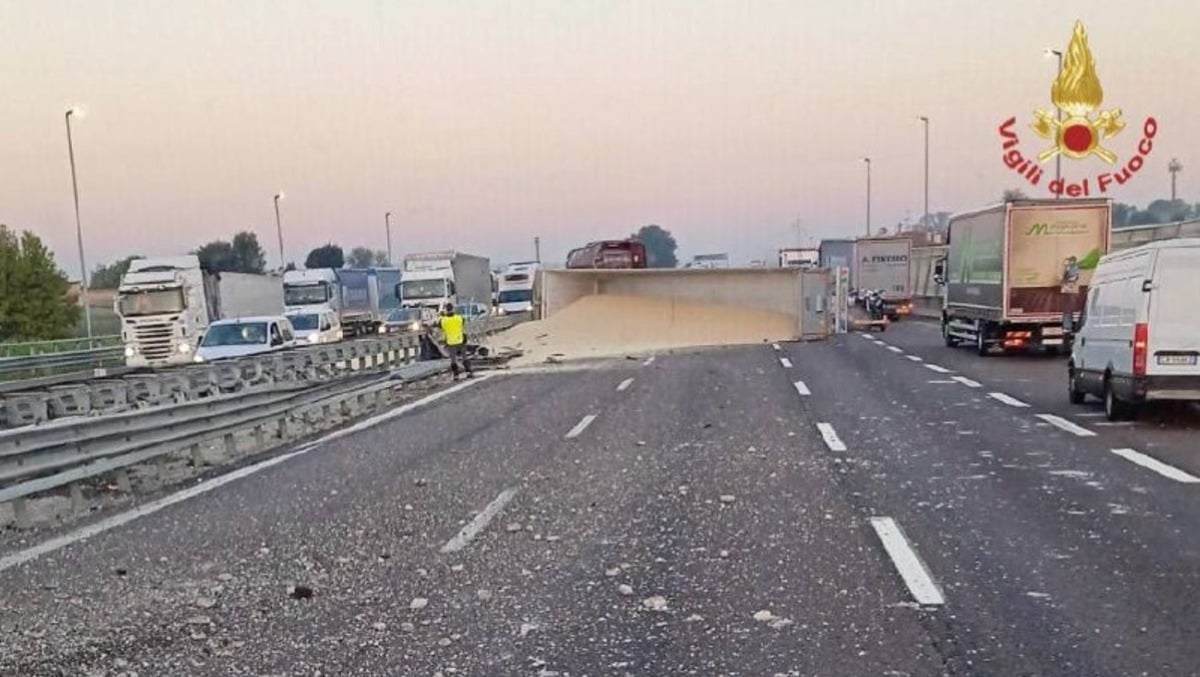 Camion si ribalta in A4: carico di mais si riversa sulla carreggiata, traffico bloccato - 