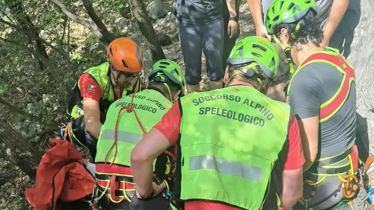 Cade da cavallo sulla pista forestale di Sauris: trauma cranico e dorsale per una 36enne - 