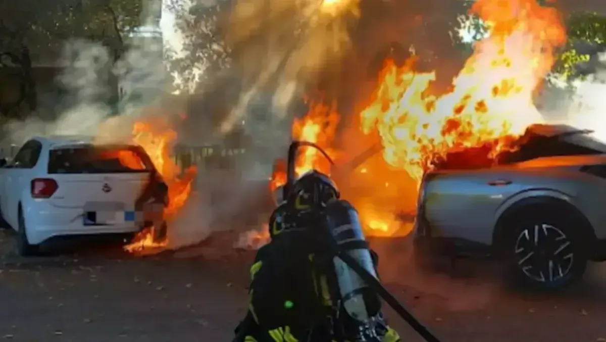 Auto parcheggiata va a fuoco: veicolo distrutto dalle fiamme, “guasto elettromeccanico” - 