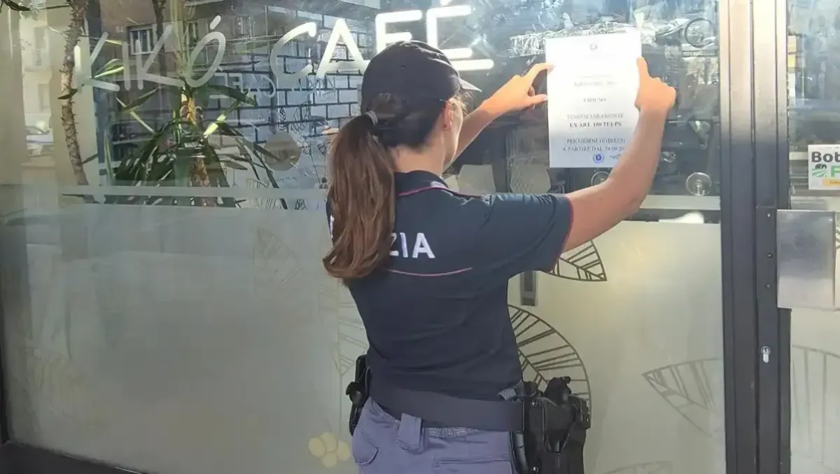 Emergenza sicurezza a Udine, 100 persone controllate e locale chiuso: "Droga fra le saracinesche di un bar" -