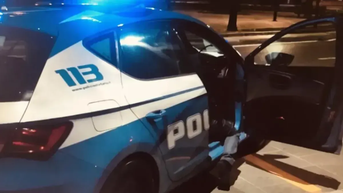 Capelli strappati, calci e pugni alla barista da quattro ragazzine: non le aveva fatte giocare alle slot - 