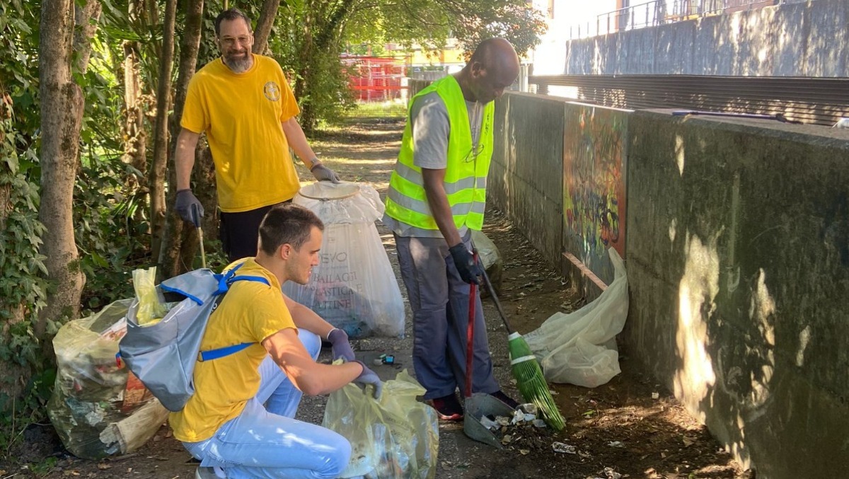 Puliamo i quartieri a Pordenone: decine di rifiuti rimossi in piazza del Portello - 