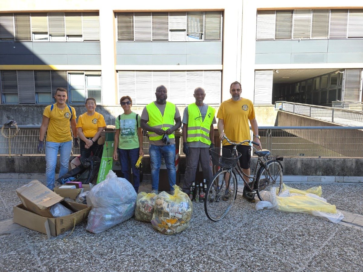 Puliamo i quartieri, a Pordenone intervento in piazza del Portello per il decoro urbano -