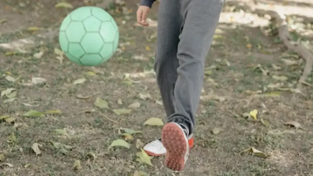 Multati per aver giocato a calcio. Il consigliere: “Borseggiatori? Spacciatori? No, ragazzini che giocavano” -
