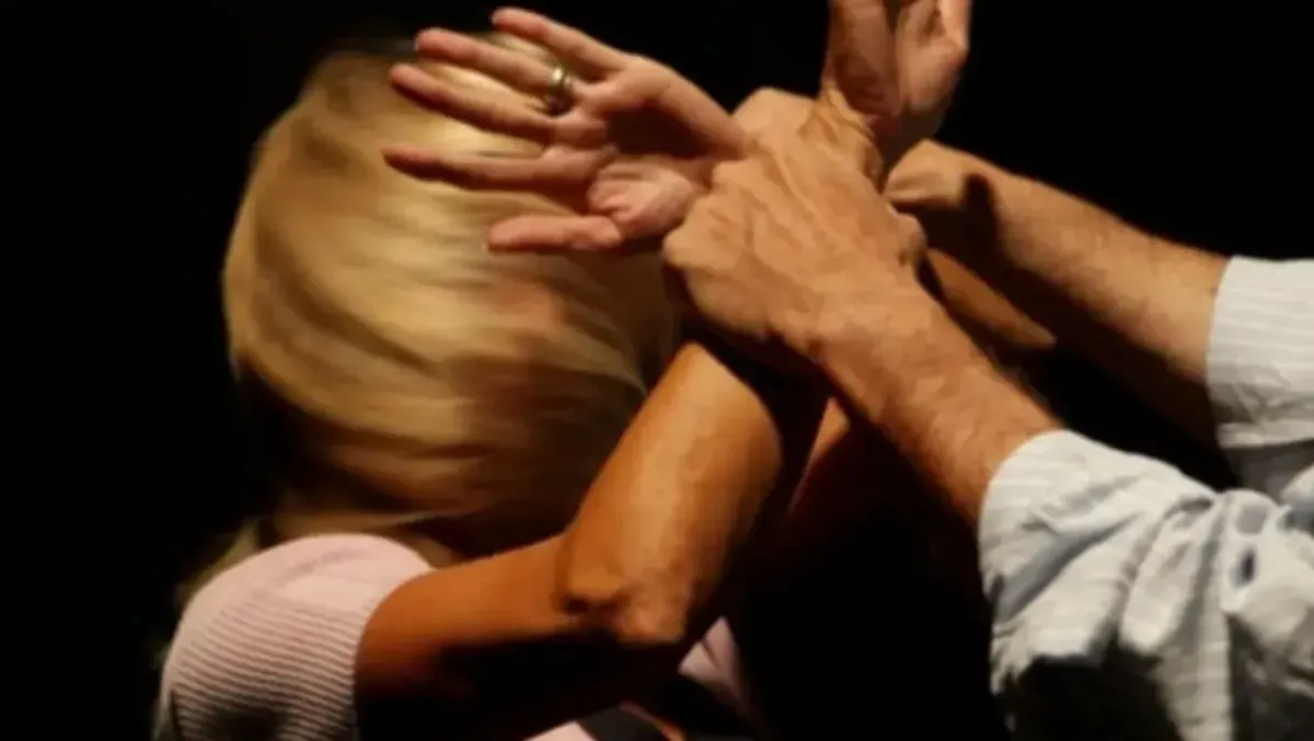 Scopre che l’ex compagna incinta ha una nuova relazione e la picchia davanti alla figlia - 