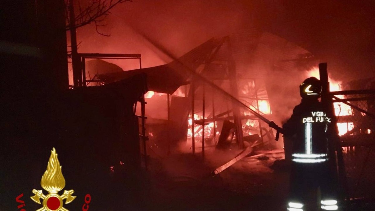Capannone agricolo in fiamme nel Padovano: pompieri al lavoro tutta la notte - FOTO e VIDEO - 