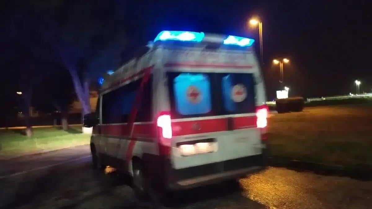 Cade dal terrazzo di casa in piena notte: 50enne muore sotto gli occhi della moglie -
