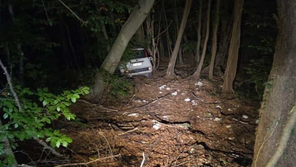 Non tira il freno a mano, l'auto lo travolge: 75enne passa la notte nel burrone con una gamba rotta -