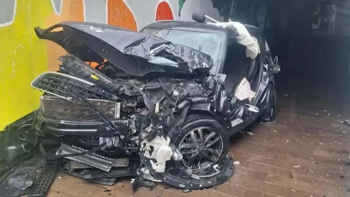 Sbaglia manovra, finisce in un sottopassaggio pedonale e si schianta: conducente estratto dalle lamiere - Foto Vigili del fuoco Cles