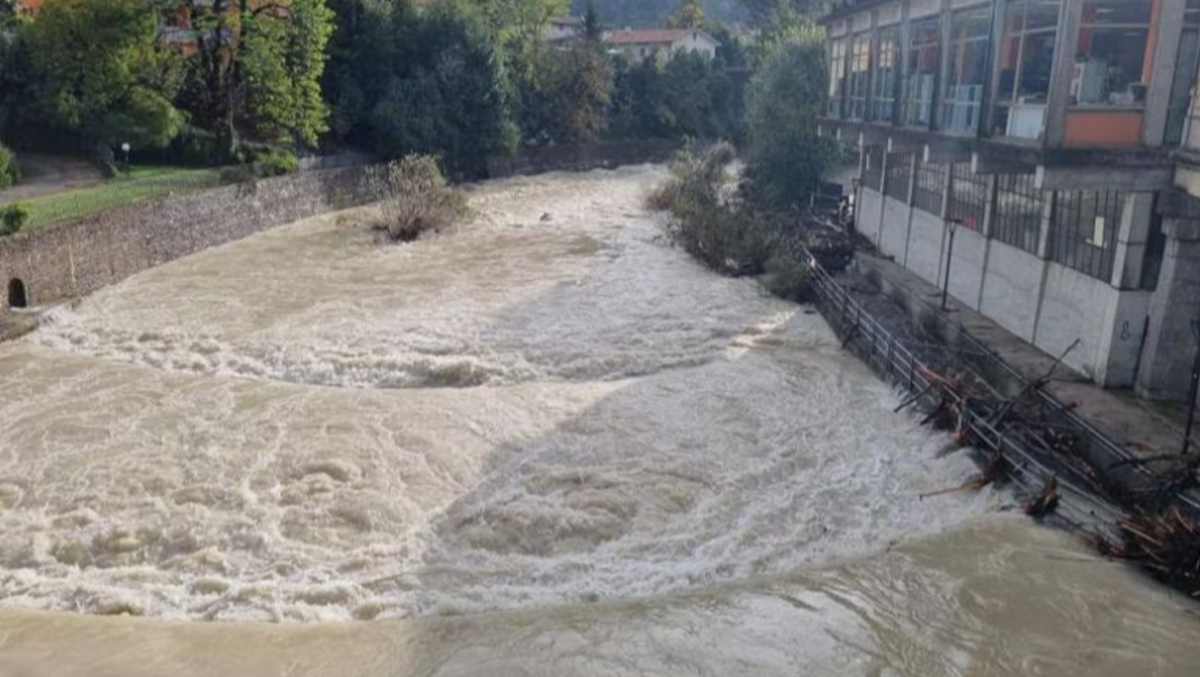 Rischia la vita nel torrente in piena per salvare l'amico: impresa eroica del 12enne  - 