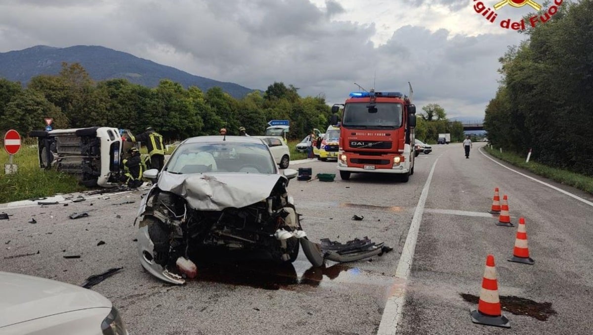 Tremendo scontro tra tre auto a Montereale Valcellina: due feriti, chiusa la NSA 30 - 