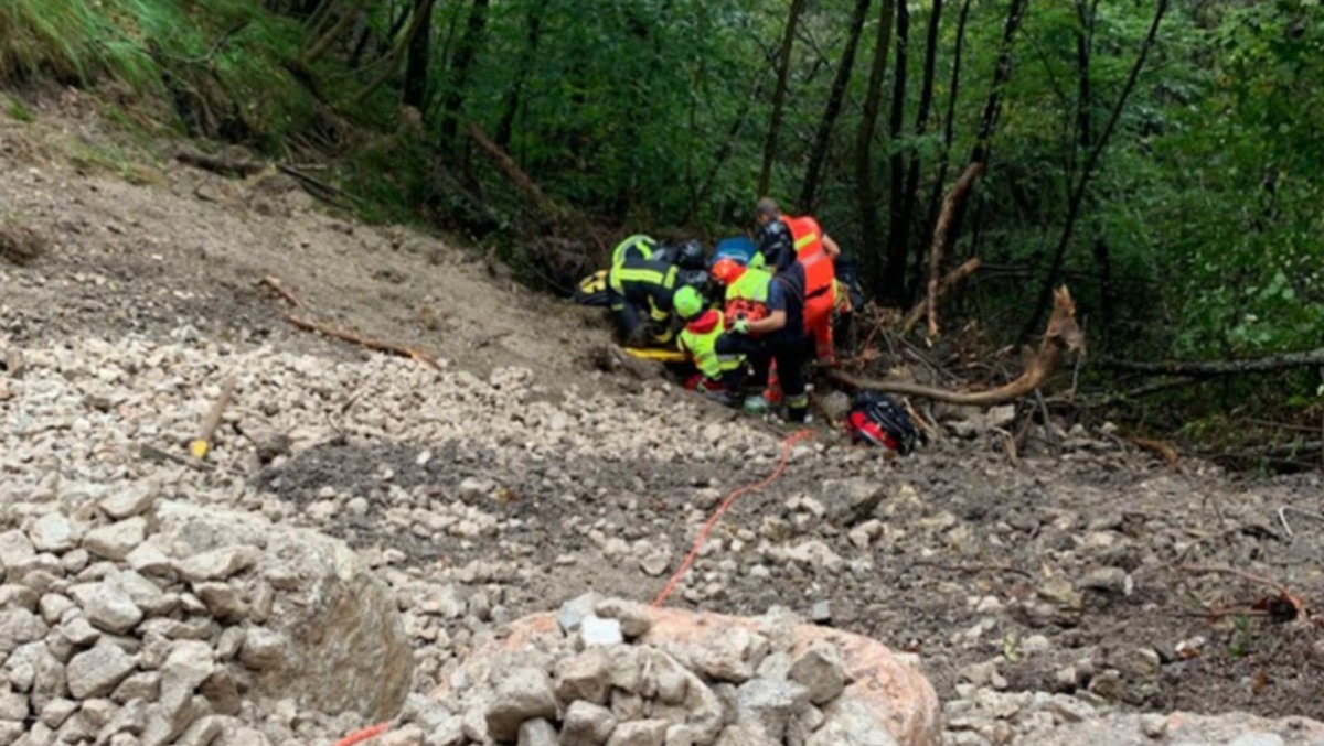 Colpito da un masso, cade in una scarpata: paura per un operaio sulla strada del Menador - 