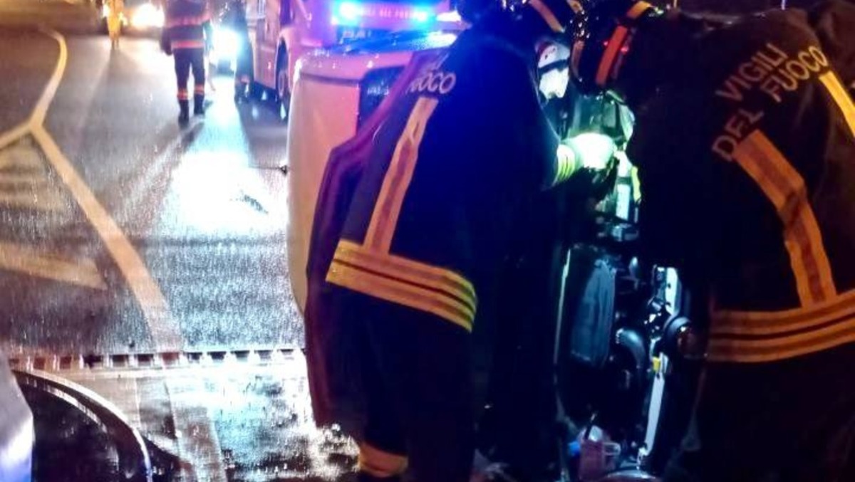 Incidente ad Altivole, auto si ribalta al casello della Pedemontana: 79enne illesa - 