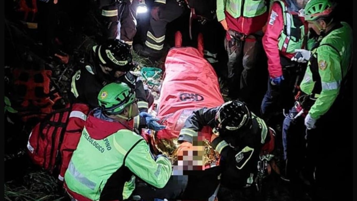 Precipita in un dirupo durante un'escursione: 36enne recuperata viva per miracolo, è grave - 