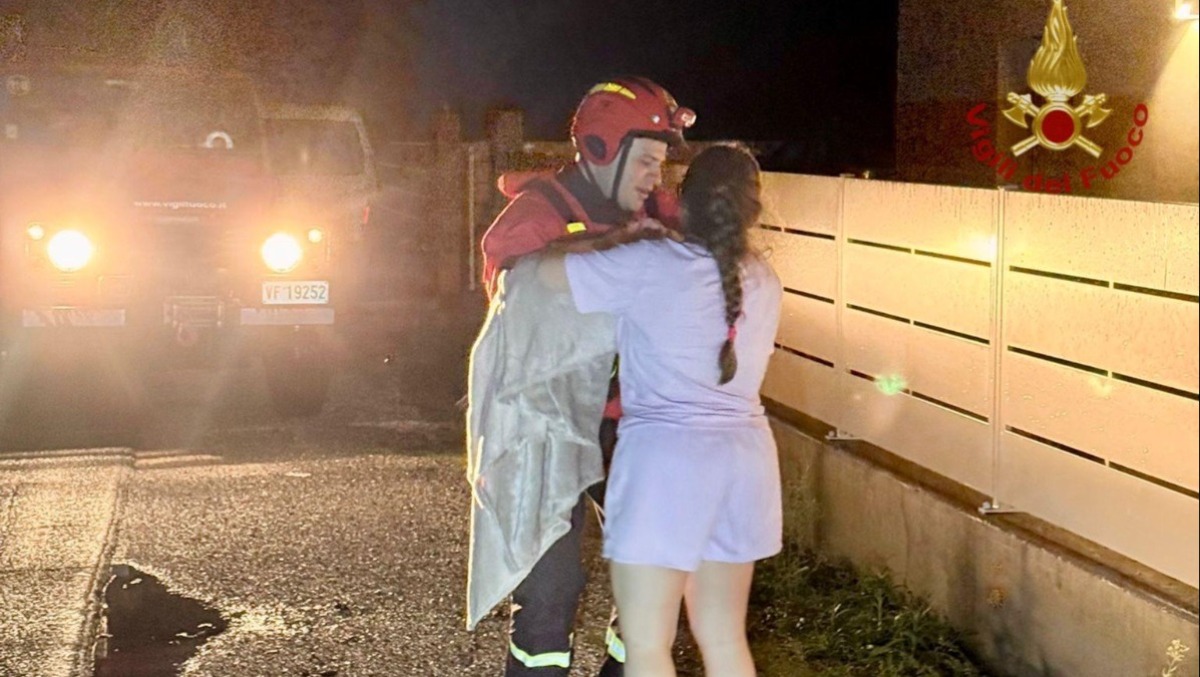 Strada completamente allagata a Trebaseleghe: madre e neonato bloccati in auto - 