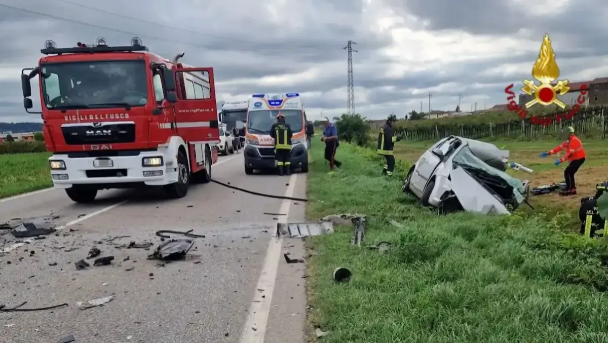 Spaventoso incidente tra 2 veicoli e il camion dei rifiuti: conducente intrappolato nell'auto, è grave | FOTO - 