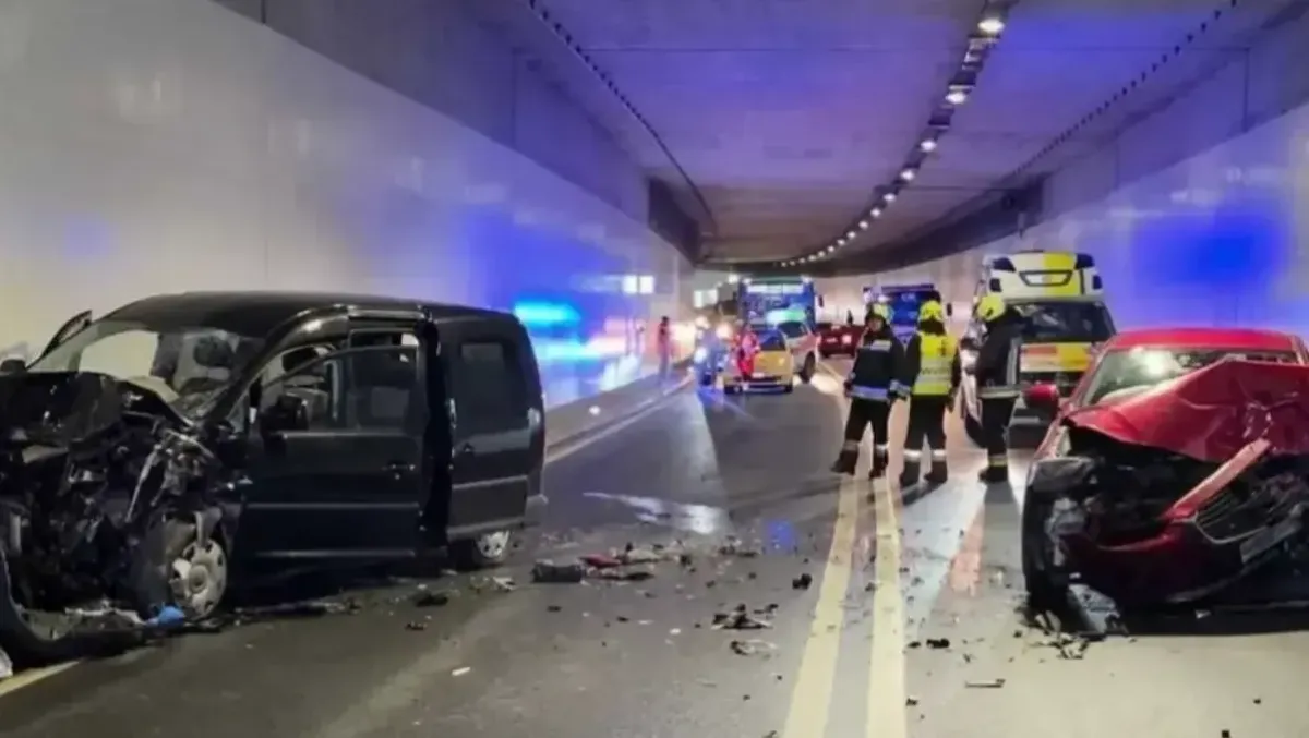Frontale tra due auto lungo la tangenziale, galleria bloccata: veicoli distrutti, due feriti - Foto Vigili del Fuoco Varna