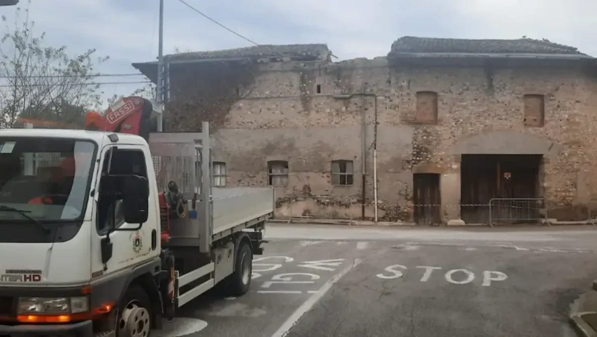 Mereto di Tomba, forte vento scoperchia il tetto di una casa: detriti sulla strada | FOTO - 