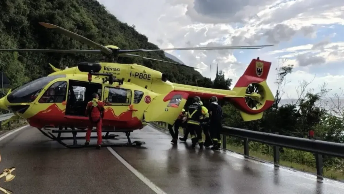 Il tuffo in acqua, poi il malore: passanti lo trovano privo di sensi sul ciglio della strada. Cosa è successo - Foto Vigili del Fuoco Riva del Garda