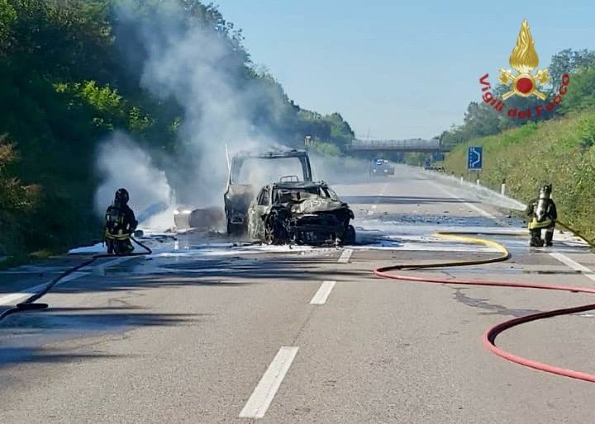 Pauroso scontro auto-furgone, poi l'esplosione e le fiamme: un ferito, chiusa via Postumia | FOTO - 