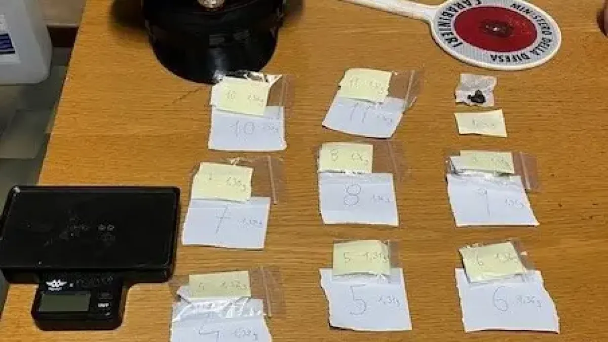 Vede i Carabinieri, fugge e getta via un involucro: dentro ketamina, arrestato pusher 23enne - 