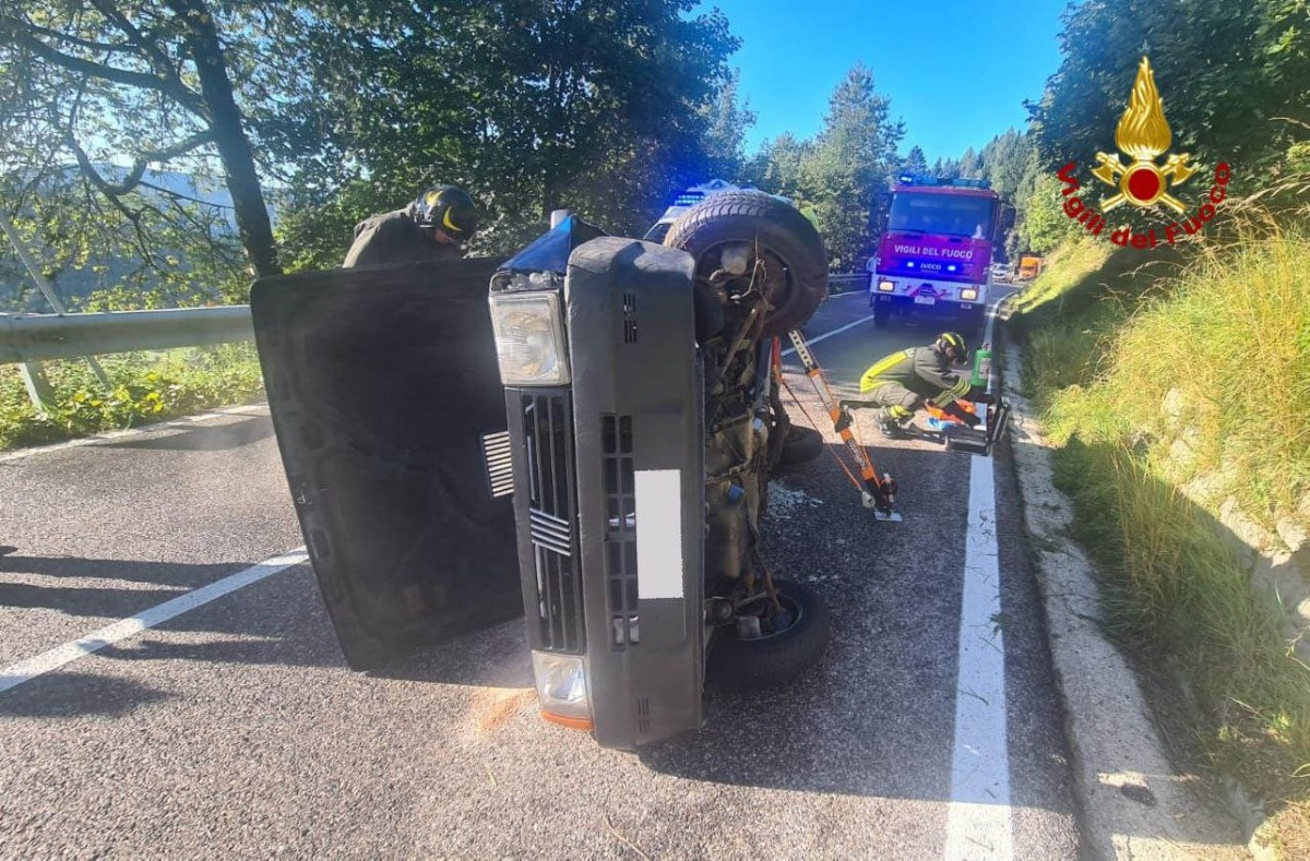 Auto perde aderenza, centra un terrapieno e si ribalta: 89enne incastrato tra le lamiere - 