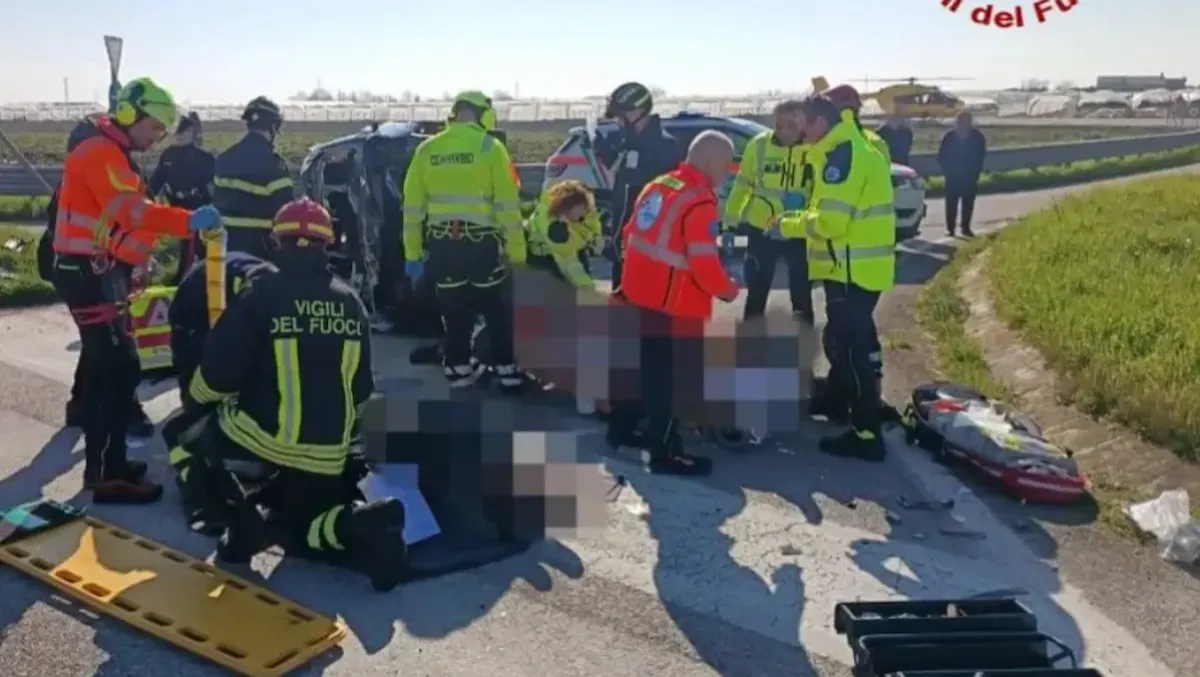 Terribile schianto all'incrocio con un'auto: muore un motociclista, moto fatta a pezzi prende fuoco - Immagine di repertorio