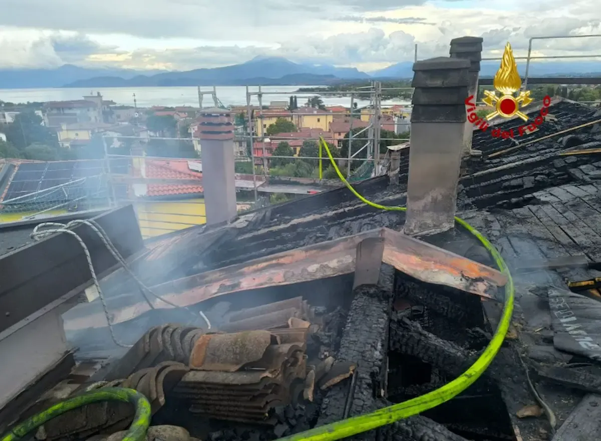 Scoppia un incendio in una palazzina in ristrutturazione: famiglie evacuate, edificio non agibile | FOTO - 