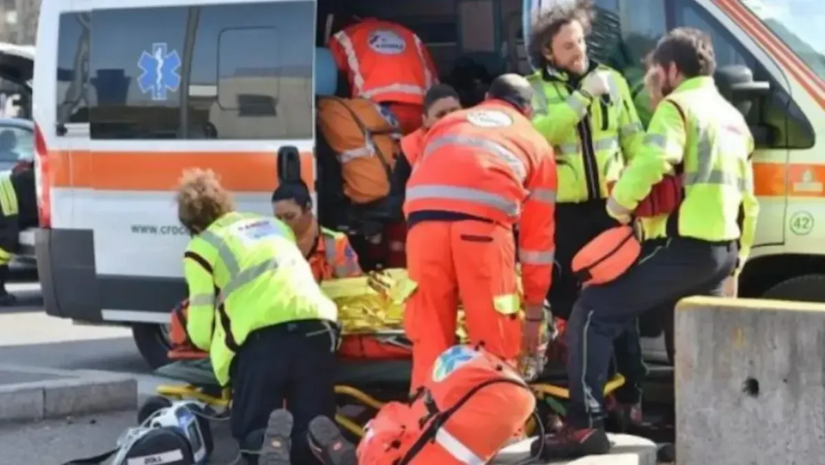 Scende dall'autobus e viene investita: 14enne elitrasportata in terapia intensiva a Udine, è grave - 