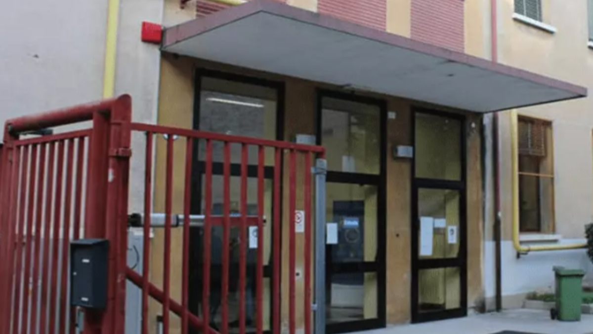 Violenza davanti alla scuola, 19enne aggredito con un manganello: finisce in ospedale - 