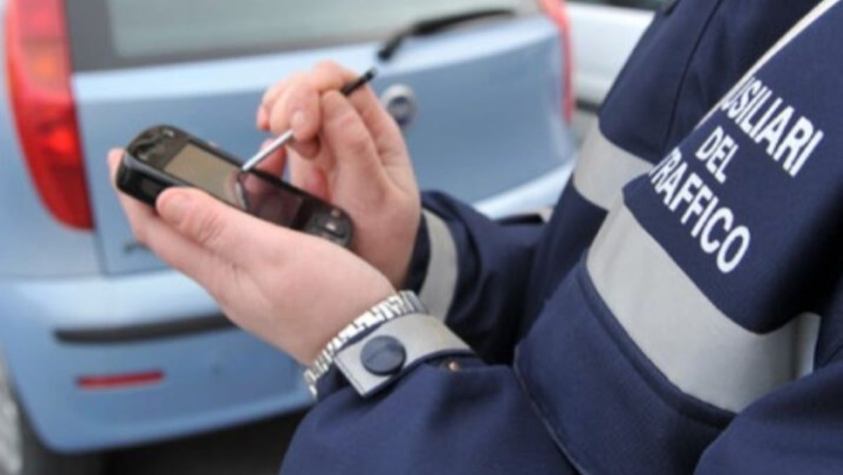 Sta per multare un'auto parcheggiata sulle strisce ma viene bloccata: aggredita ausiliaria della sosta - 