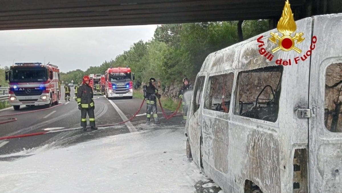 Incendio sulla RA13 a Trieste: furgone completamente avvolto dalle fiamme - 