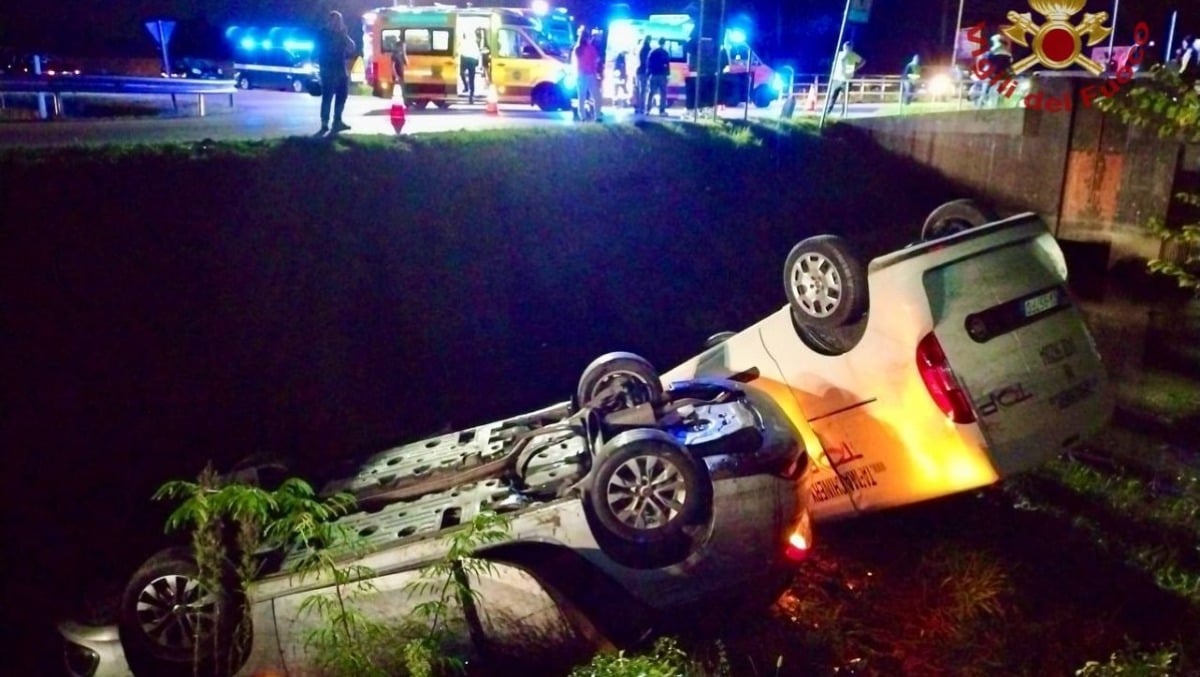 Incidente a San Donà di Piave, due auto si scontrano e finiscono nel canale: 2 feriti gravi - 
