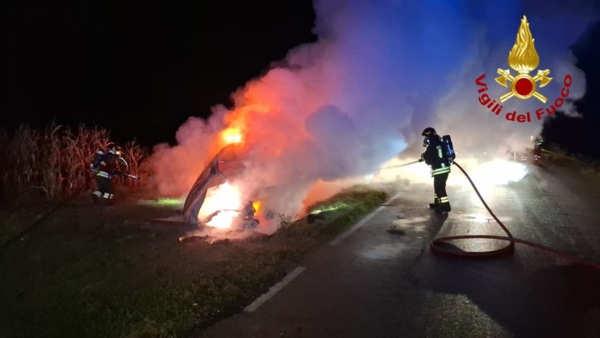 Auto con 5 giovani si schianta e prende fuoco: estratti dagli amici che li seguivano | FOTO - 
