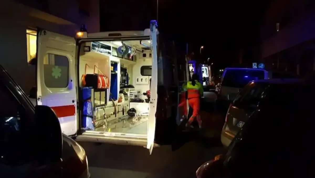 Soccorritori cercano di aiutare un 36enne che si ferisce per strada, ma lui li aggredisce con un coltello - 