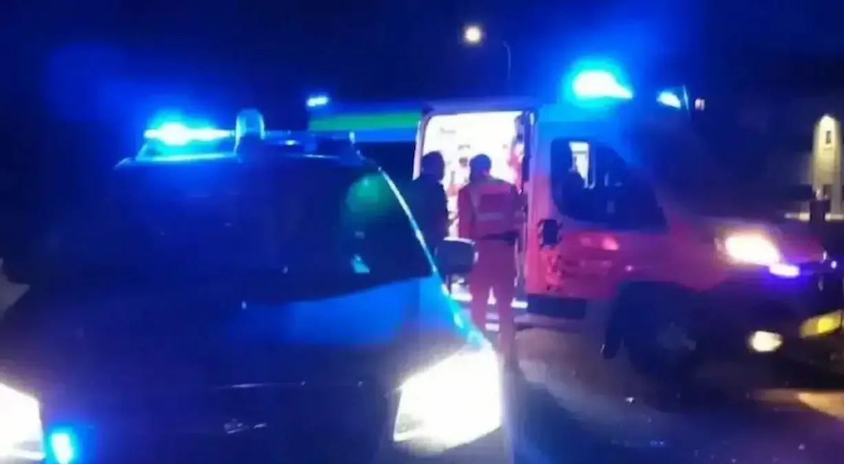Attraversa le strisce pedonali in pieno centro e viene investita: il conducente non si ferma - 