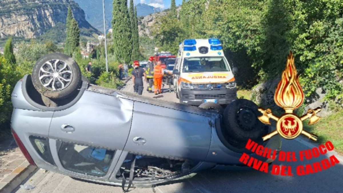 Auto urta il margine e finisce cappottata in mezzo alla strada: grosso spavento per la famiglia a bordo - 
