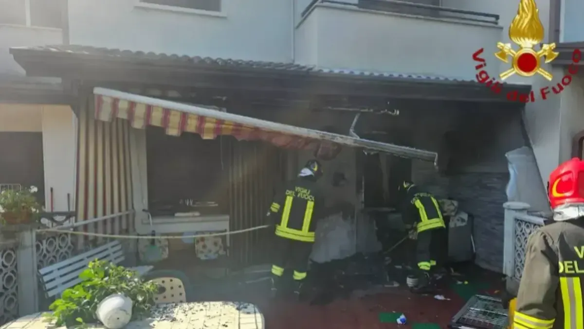 Incendio all’ingresso di una casa, fiamme devastano la tettoia: "guasto elettrico" - 