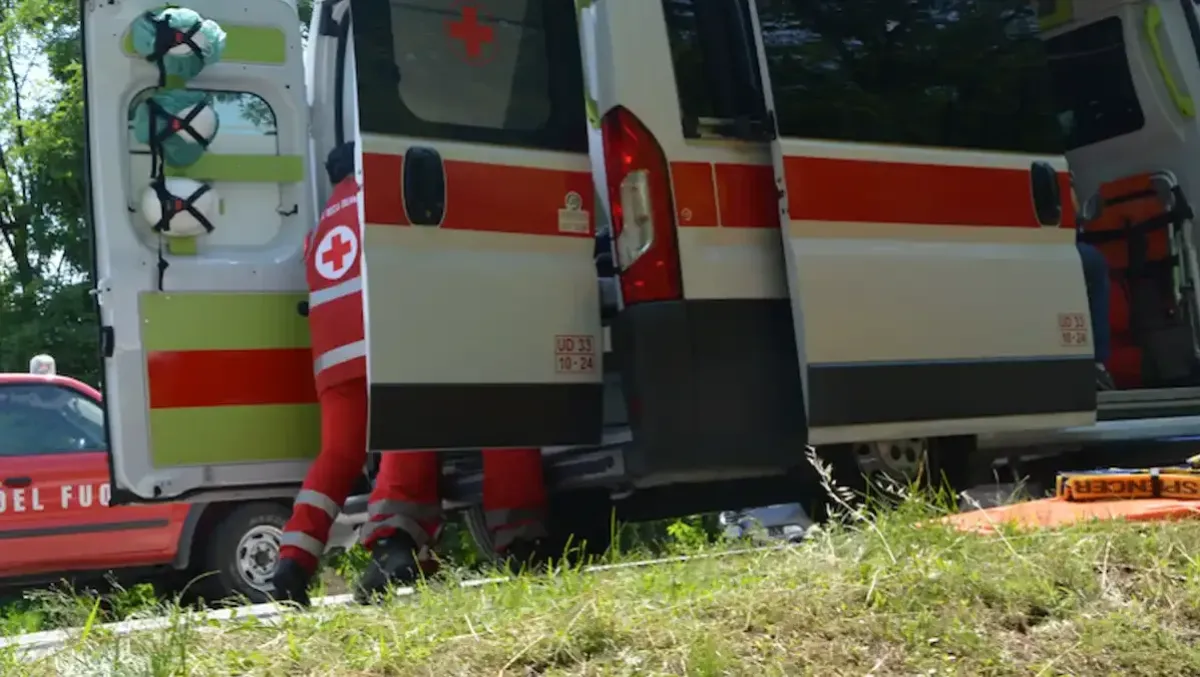 48enne colpito da un infarto all'osteria: tra i clienti ci sono due medici e gli salvano la vita - 
