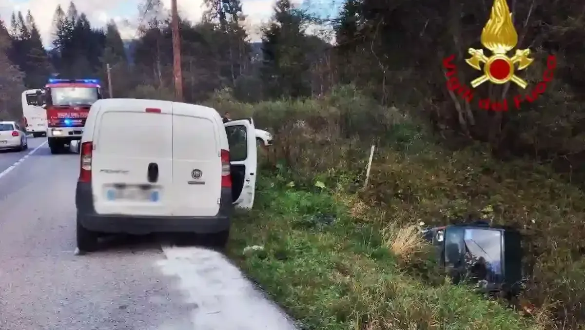 Tragico schianto tra auto e motocarro: mezzo sbalzato nel fosso, muore il conducente - 