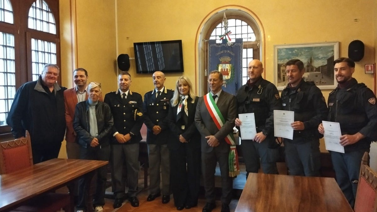 Salvarono la vita a una donna colta da malore in mare: riconoscimento per gli agenti - 