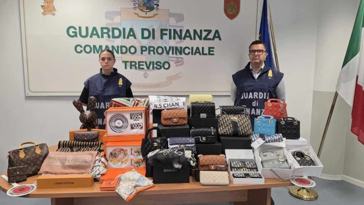 Venduti online e a domicilio e stoccati in un garage: sequestrati 650 capi contraffatti di brand di lusso - 