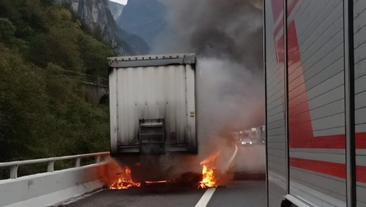 Fiamme sulla A23: rimorchio carico di materiale edile prende fuoco - 