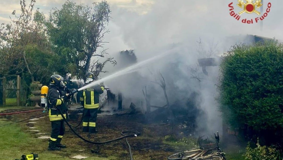 Paura a Legnaro, si eleva una densa colonna di fumo nero: va a fuoco un garage - 