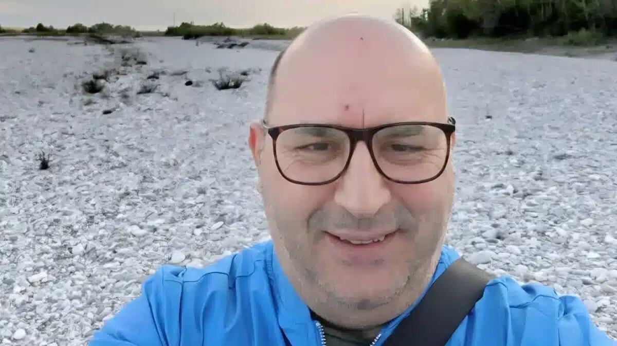 La vicina preoccupata lancia l'allarme: Daniele trovato morto a 57 anni nel salotto di casa - 