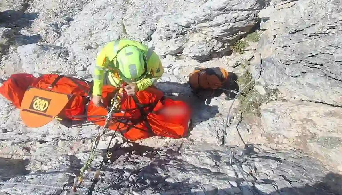 Si lussa l'anca durante la ferrata: 73enne recuperato in parete - 
